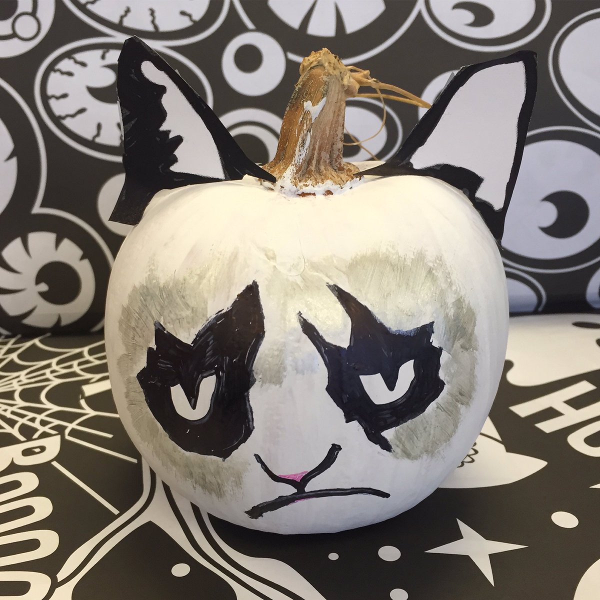 sasha_whitt's tweet photo. Decorated my pumpkin to match my personality. #NationalPumpkinDay #grumpycat https://t.co/3IyQnqOohH