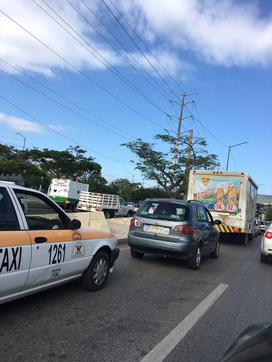 mariogoso's tweet photo. #MeHaríaFelizQueHoy no hallan accidentes. Precaución libramiento norte carril de alta frente al unicach tráfico pesado https://t.co/JCRvMXnIxK