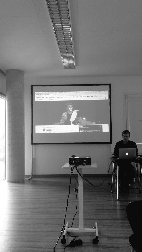 redaktion_live's tweet photo. Erkennt fakes! Und das wars von @tenseapplewar beim Workshop "Bewegtbilder verifizieren." #SCDay16 https://t.co/HbZrEdWsIh
