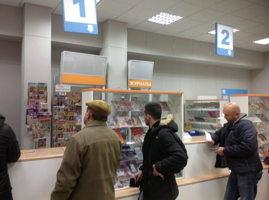 Бесконечная очередь в 48-м отделении Почты России. Оператор обслуживает очеееееень медленно и хамит клиентам