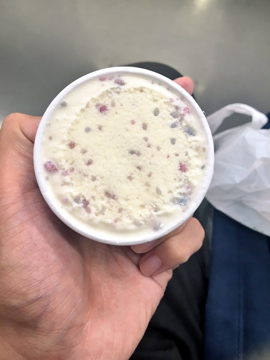 アイス芸人たかたか Pa Twitter Ben Jerry S Cottoncandy カラフルでパチパチするキャンディーが散りばめられたわたあめ味のアイス しっかりとした甘さのアイスでパチパチと合わさって気分が上がります 今日の一言 牛の体どうなってんだよ アイス