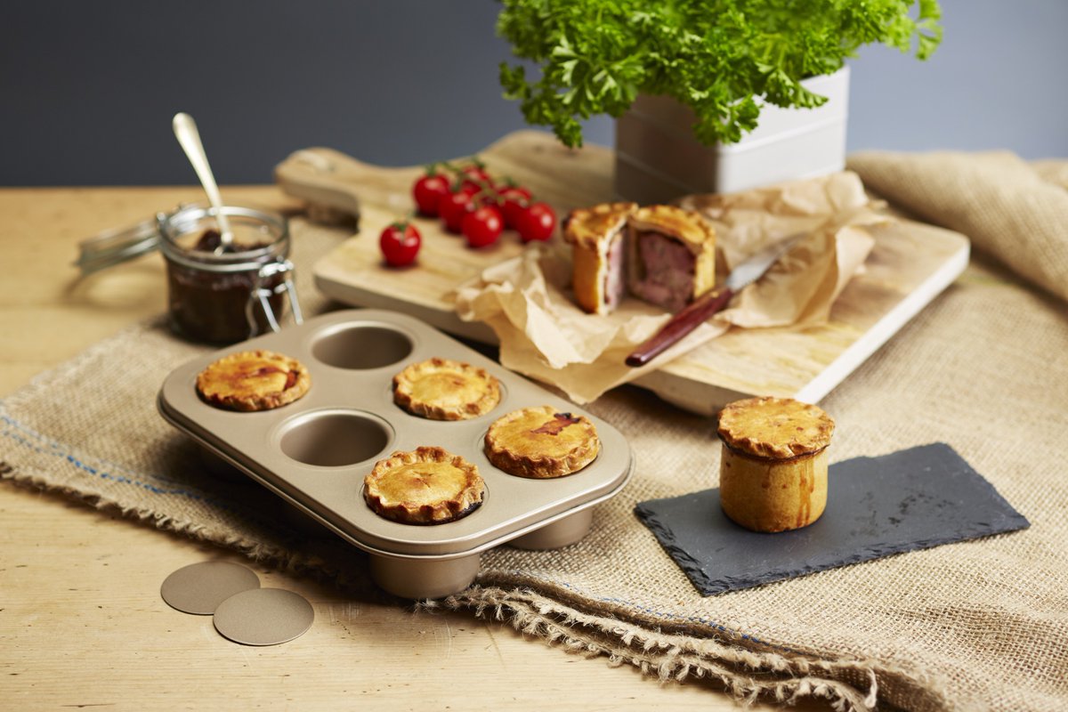 SilverMushroom_'s tweet photo. #WWBO TONIGHT WE'RE GIVING AWAY THIS AMAZING BAKEWARE BUNDLE, DESIGNED BY @PaulHollywood FOR @KitchenCraft #GBBOFinal Q AFTER THE SHOW! #WIN https://t.co/rzNvBfrHPS