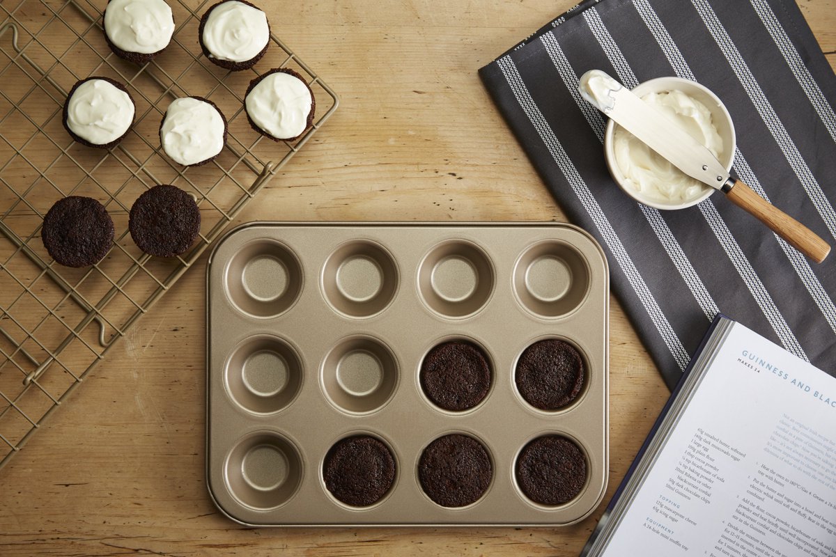 SilverMushroom_'s tweet photo. #WWBO TONIGHT WE'RE GIVING AWAY THIS AMAZING BAKEWARE BUNDLE, DESIGNED BY @PaulHollywood FOR @KitchenCraft #GBBOFinal Q AFTER THE SHOW! #WIN https://t.co/rzNvBfrHPS