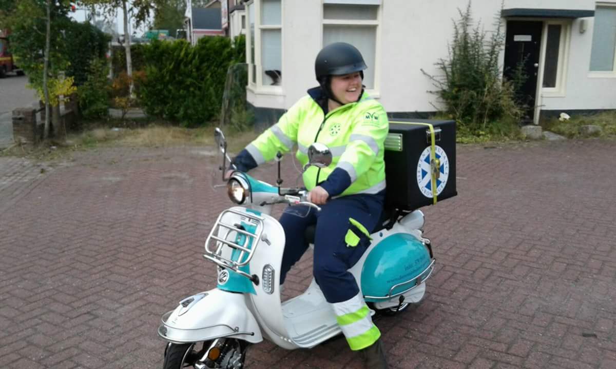 DierenambuGroni's tweet photo. De 1e melding met onze nieuwe #Zerobike scooter is een feit! Collega Lysanne heeft vanmiddag een gewonde #duif opgehaald. #Totaltrade https://t.co/yHWPYfK400