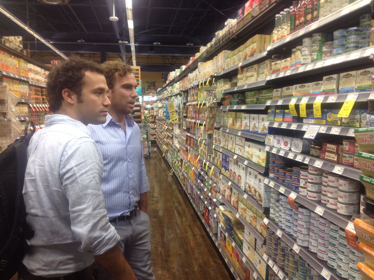 foodsfromchile's tweet photo. Empresarios chilenos visitan @WholeFoods en la misión productos orgánicos, del mar y Sabores de Chile para conocer tendencias #ChileWeek https://t.co/E367dKFR1w