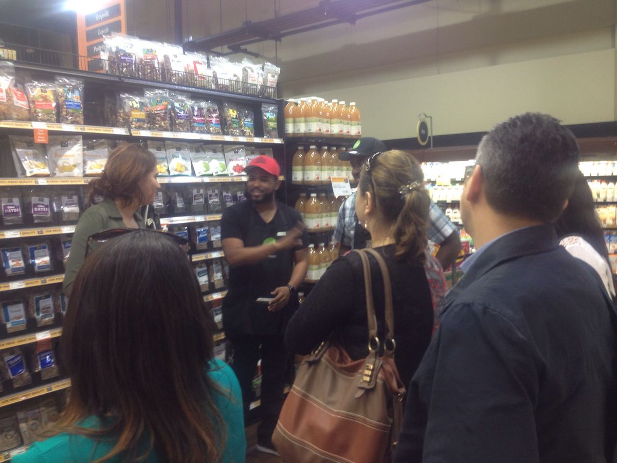 foodsfromchile's tweet photo. Empresarios chilenos visitan @WholeFoods en la misión productos orgánicos, del mar y Sabores de Chile para conocer tendencias #ChileWeek https://t.co/E367dKFR1w