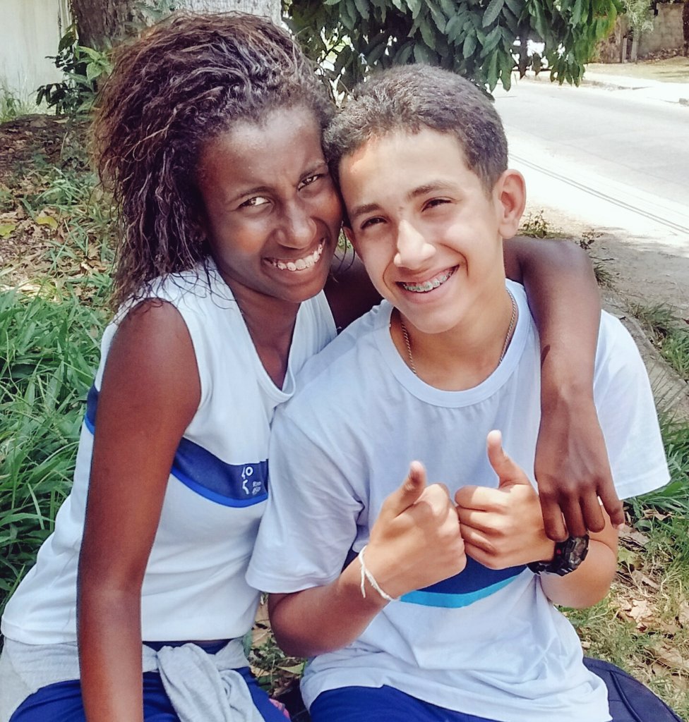 AnaaBia13's tweet photo. Foto feia tmb se posta .. πππ #Escoola ππ https://t.co/xzycAcLn0T