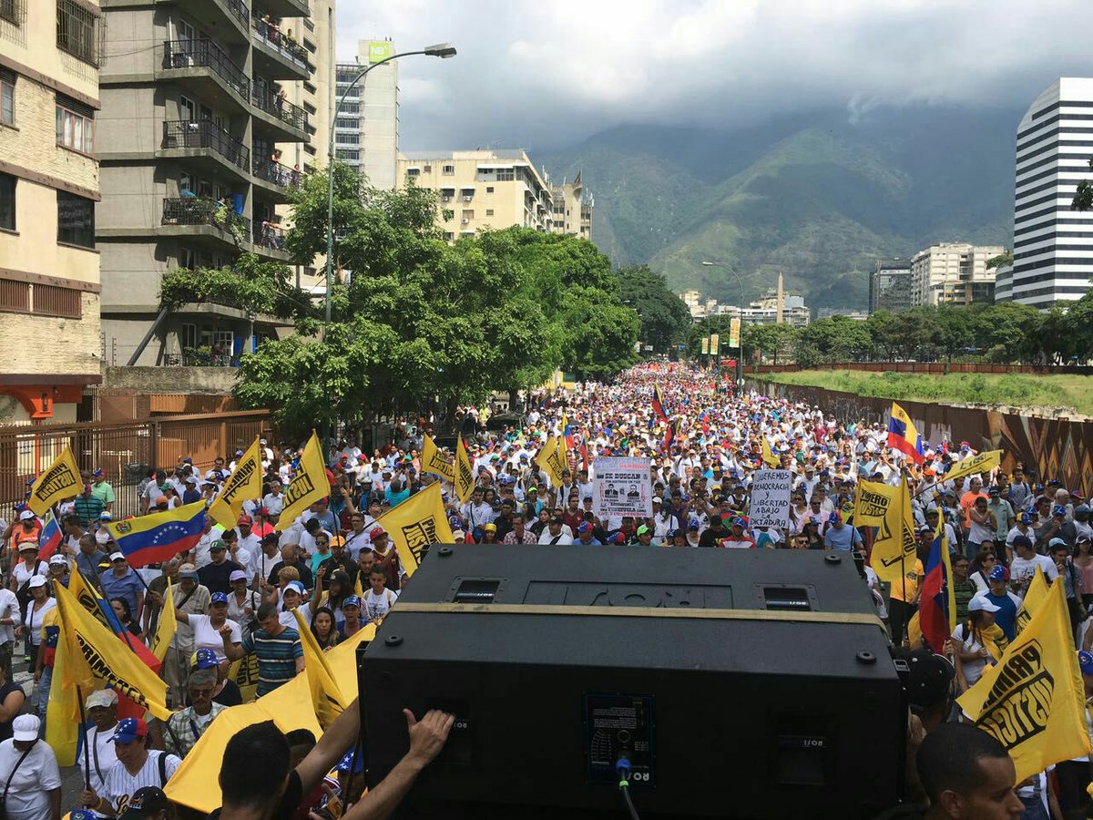 Pr1meroJusticia's tweet photo. Desde #Altamira nos expresamos pacíficamente en las calles. ¡Nada impedirá que hagamos lo que tenemos que hacer! #TomaDeVenezuela https://t.co/QG7WMf6B6S