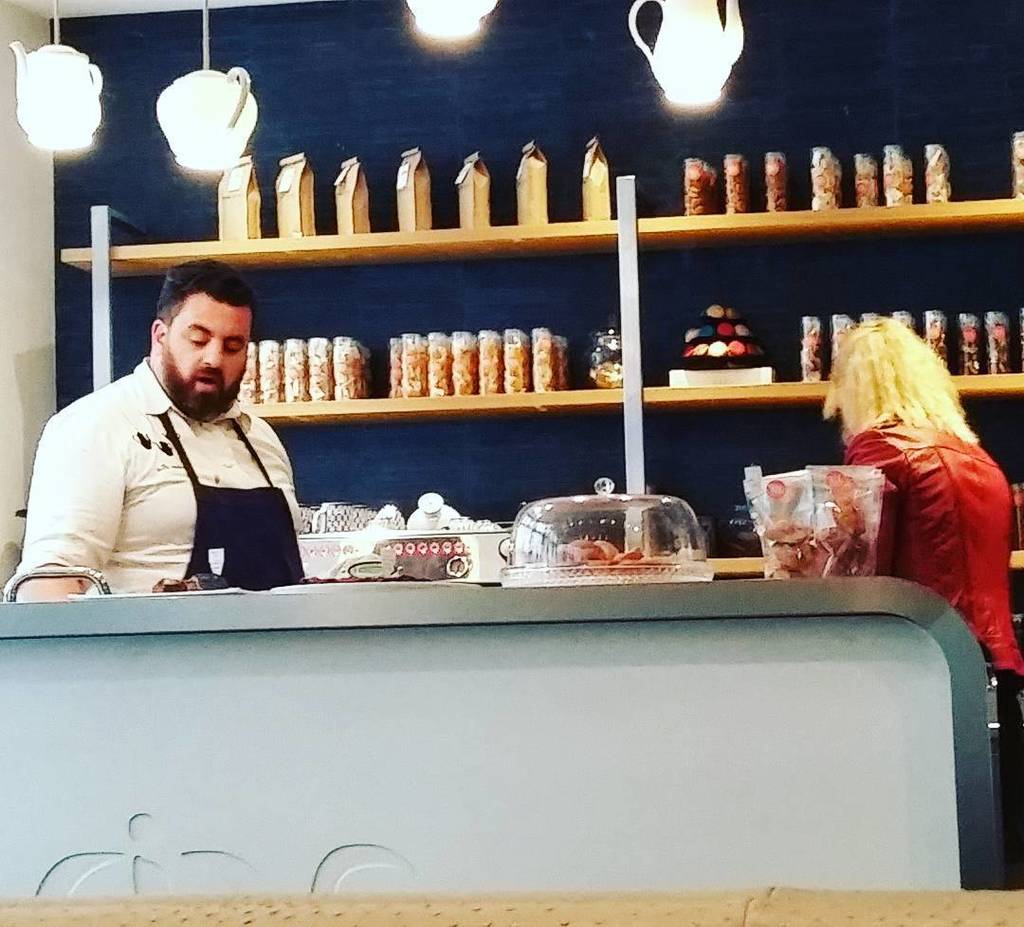 Petite_Geante's tweet photo. On l'a vuuuuu ! #jonathanblot en personne 😊 un bon moment dans le 17eme rue des Moines 😉 #igersparis #paris #patiss… https://t.co/BGYrPJHCL2