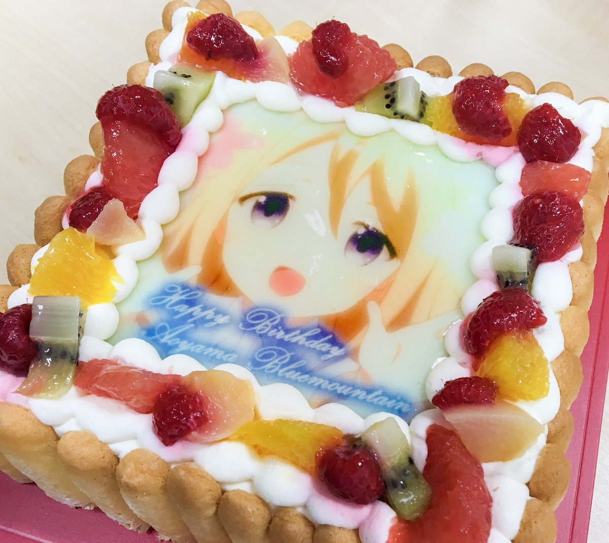 usagi_anime's tweet photo. 日付が変わって、本日10月27日はさまよえる売れっ子小説家　青山ブルーマウンテンさんのお誕生日！
特製のケーキでお祝いです🎂
青山さん、おめでとうございます！！ #gochiusa #青山ブルーマウンテン生誕祭 https://t.co/pEVYF7Kfw1