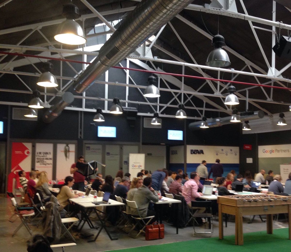 semymas's tweet image. ¡Todo lo que cabe en este #garAJE! 😱  Actualizando conocimientos #GooglePartners #GoogleAcademies #DisplayEnLaRed💪🏼  ¡Gracias @ajemadrid 👍🏼