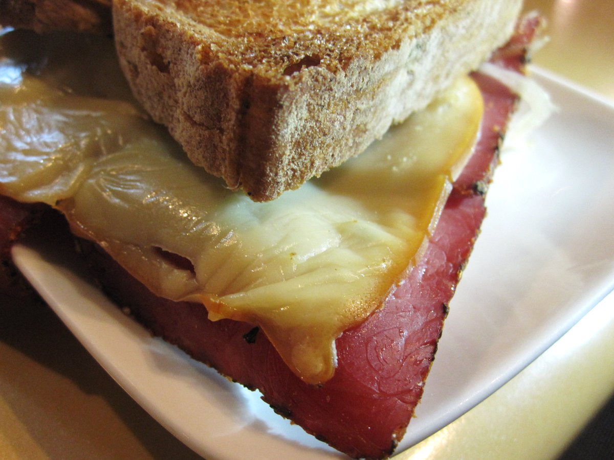 Els dimecres així van moooooolt millor! #comalalolaenlloc #entrepans #lolastyle #aixisi #bar #bcn #raval #valldonzella52 #ravalejant