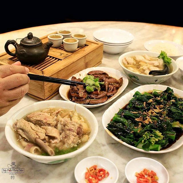 Get these amazing Singaporean foods at Song Fa Bakkut Teh Maxx Box Lippo Village 💕 📷: @maxxboxlv