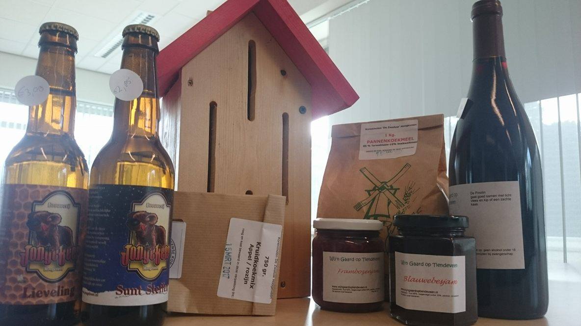 Ook dit jaar hebben we kerstpakketten samengesteld met producten die in Hoogeveen en omgeving worden gemaakt.
lokalewaardering.nl/lokale-kerstpa…