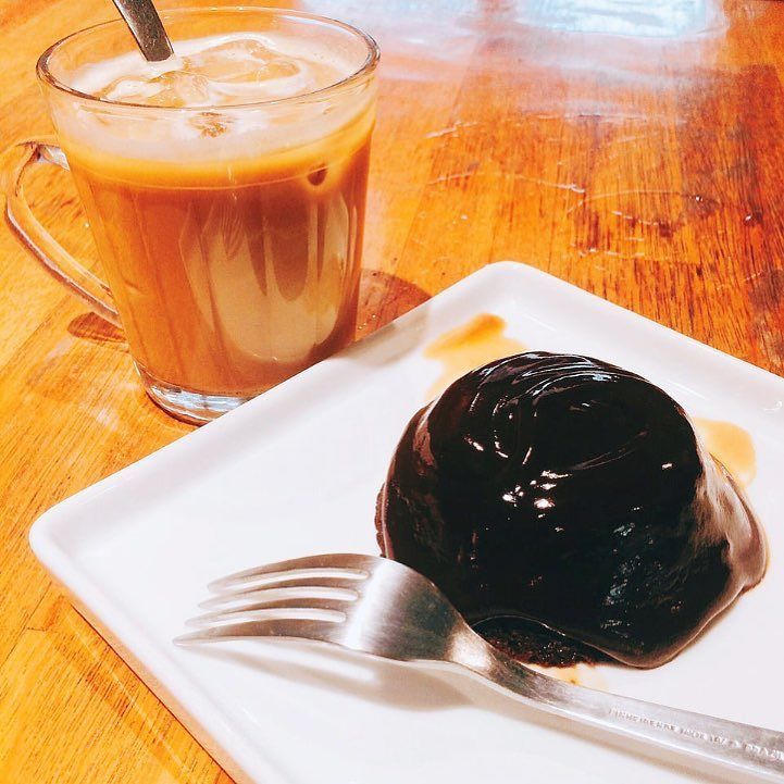 YelpSP's tweet photo. Bom dia yelper! Vamos começar esta manhã com um iced latte e um bolo de chocolate com café… https://t.co/AkmkDIpzT4 https://t.co/M4FYZu7Hn4
