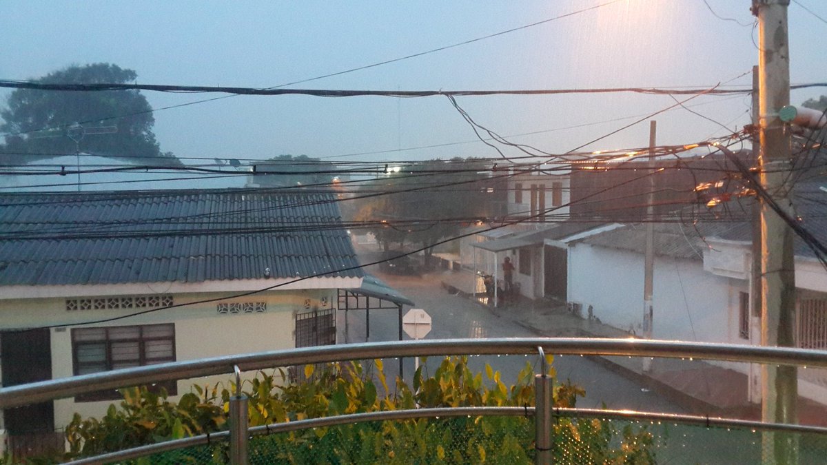 EliethDonado's tweet photo. Lluvia fuerte en barrio Simón Bolívar #reportelluvia https://t.co/RjfNx5MQTi