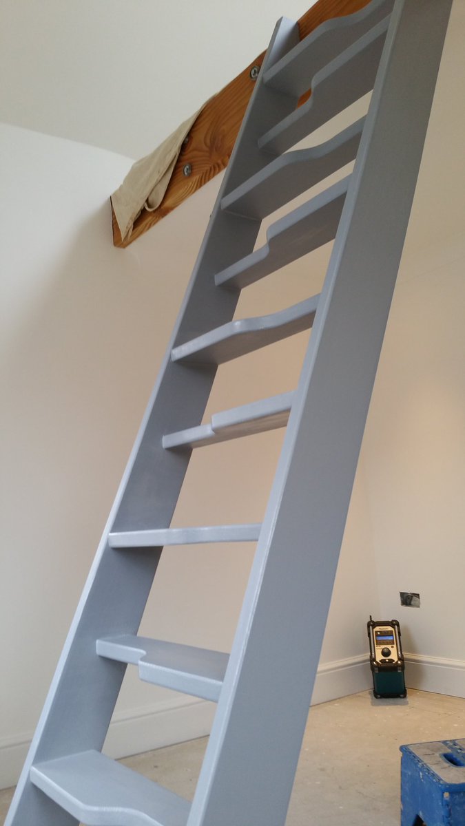 bagnall_carter's tweet photo. Trusty old @Hamilton_Decor brushes sorted this feature staircase #SelfMixed #Undercoat 4 @FarrowandBall #Plummett https://t.co/81sqOZPtiU