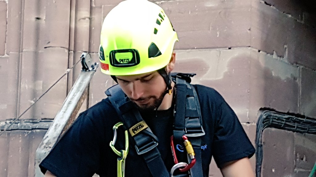 Chris_laem's tweet photo. #Strasbourg: une matinée tout en haut de la #cathédrale avec les cordistes-alpinistes pour une nouvelle mise en lumière pérenne dès le 29oct https://t.co/Kv6UPobXK4