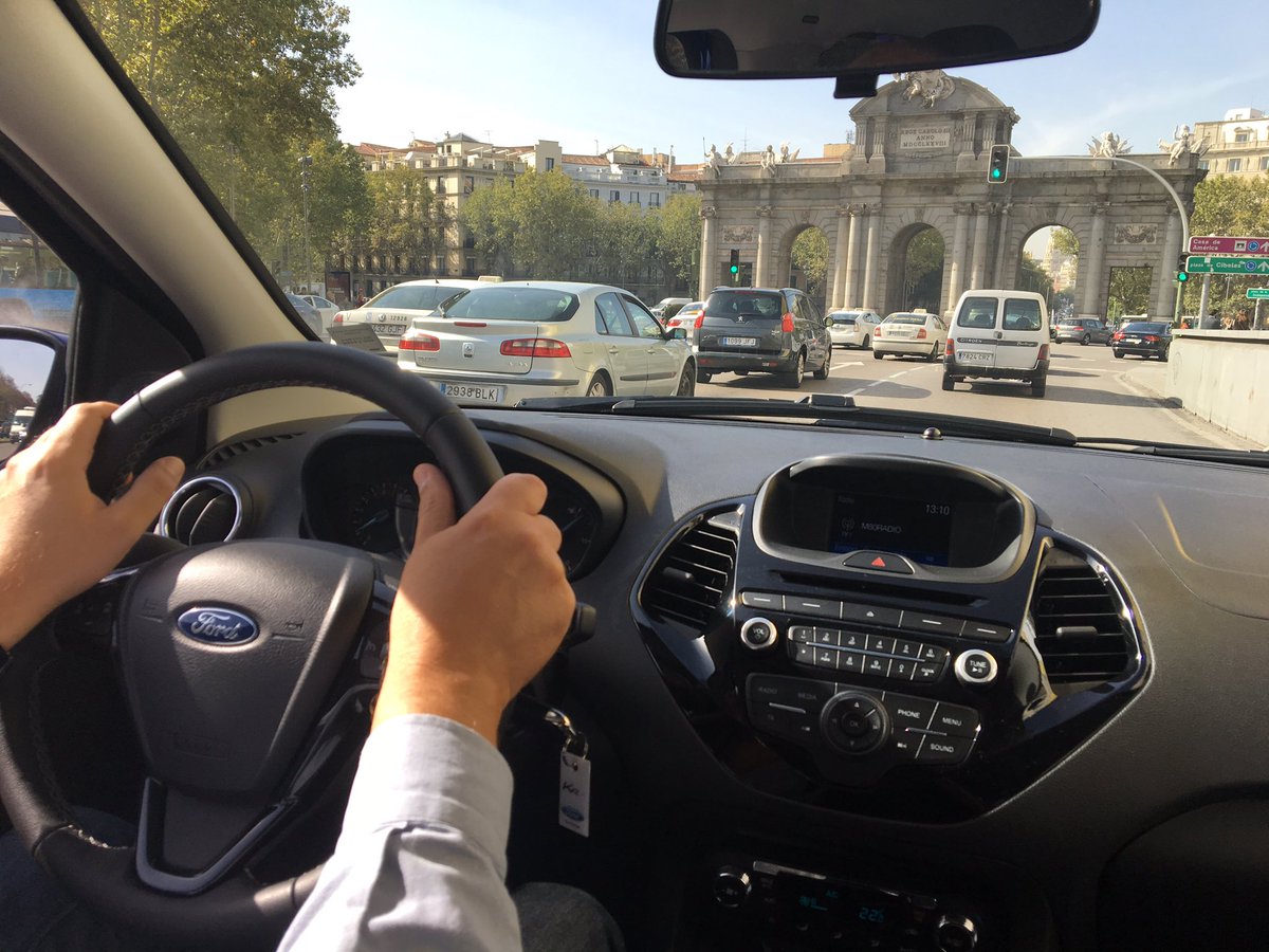 JavierMontoyaMa's tweet photo. Ahí está, ahí está... viendo pasar el tiempo... el nuevo Ford KA+ #FordKAllejeando @motor16  @FordSpain  @alfredoautobild https://t.co/1NQVEILoD1