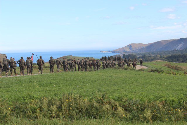 FUTER_ET's tweet photo. #BanderaRogerdeLauria de  #BRIPAC @ejercitoTierra durante  primera jornada de su marcha de endurecimiento por la costa norte española. https://t.co/L1yA6VqRz7