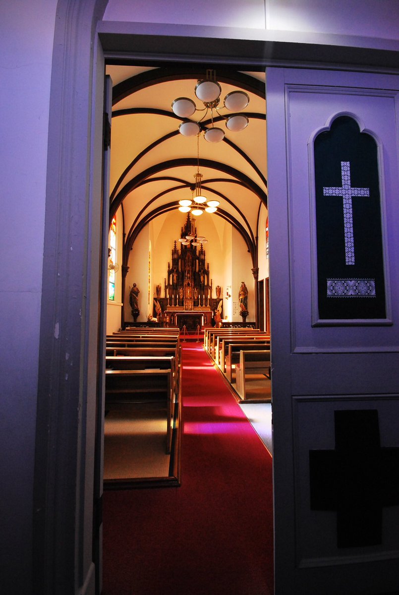 千船翔子 On Twitter 弘前カトリック教会 床が畳という和洋折衷の教会 今日見た中で一番良かった 弘前時代の太宰も見たかもしれない