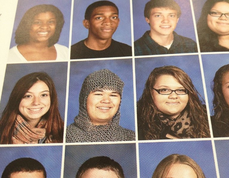 ThePoke's tweet photo. This absolute legend wore chainmail for his yearbook photo

https://t.co/ZyEvUdudyQ https://t.co/NQszWzGkag