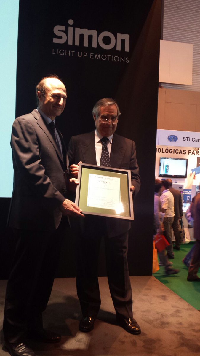 E_Eficiencia's tweet photo. El presidente de @AENOR hace entrega del certificado #EnecPlus a @SimonElectricES en @Matelec_ https://t.co/TpuLXlBxhm