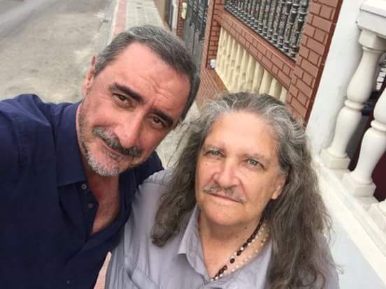 Arturo Pérez-Reverte y José María Martínez-Bordiú 'Pocholo' fotografiándose a la salida de la Real Academia Española (2014).