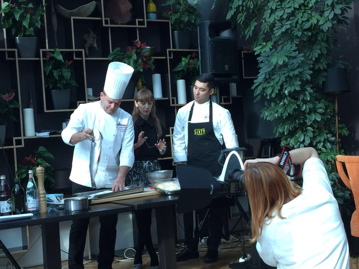 lprinternatio's tweet image. Le Loup en croûte sauce Choron cuisiné en direct #Moscou by #ChristopheMuller @PaulBocuse pr le Festival @auvergnerhalpes de la gastronomie