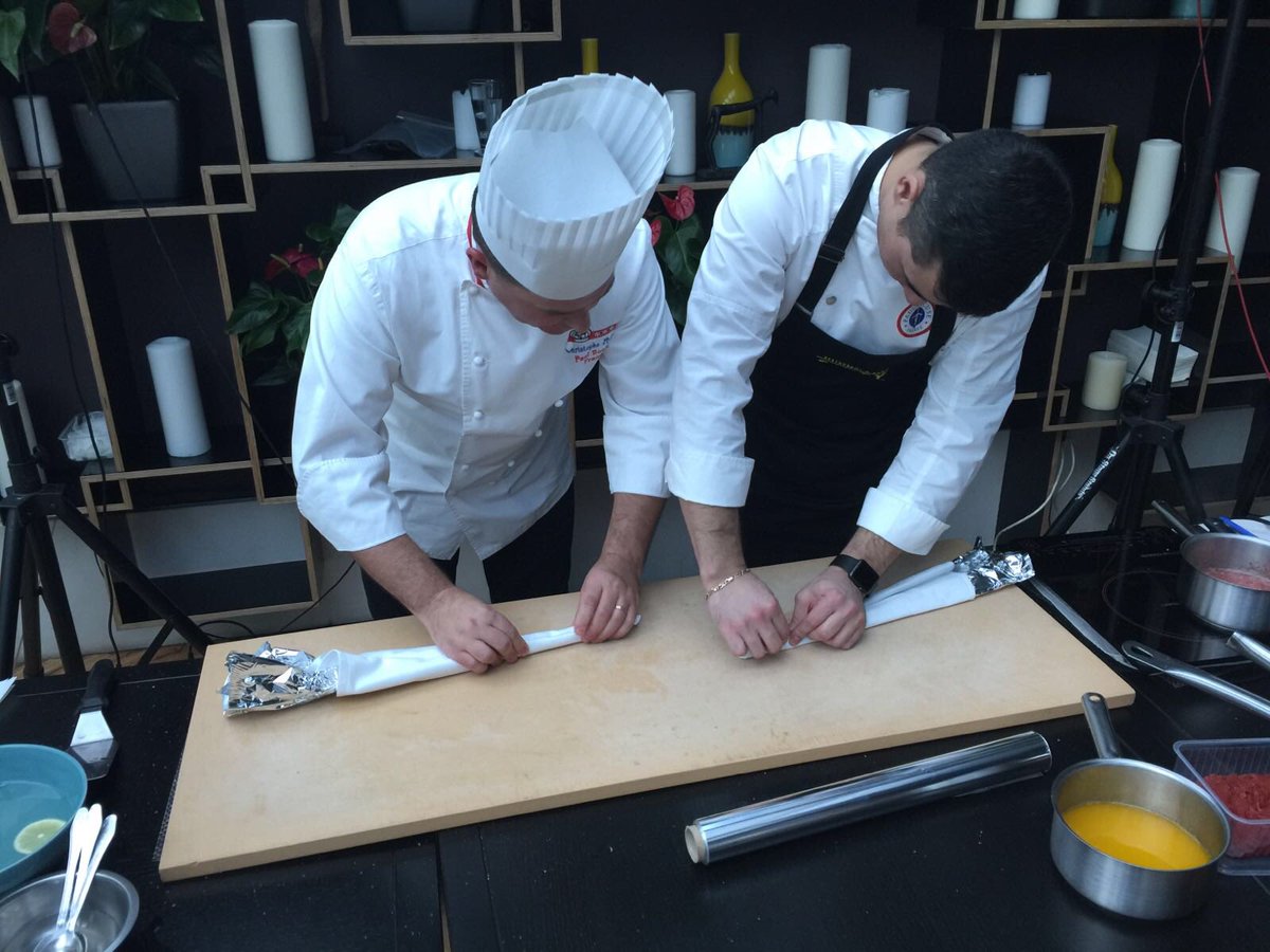 lprinternatio's tweet image. Le Loup en croûte sauce Choron cuisiné en direct #Moscou by #ChristopheMuller @PaulBocuse pr le Festival @auvergnerhalpes de la gastronomie