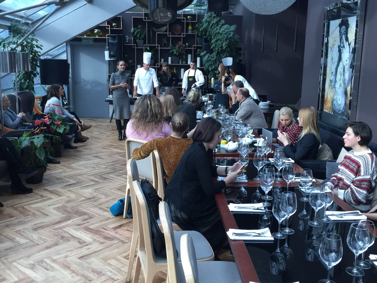 lprinternatio's tweet image. Le Loup en croûte sauce Choron cuisiné en direct #Moscou by #ChristopheMuller @PaulBocuse pr le Festival @auvergnerhalpes de la gastronomie