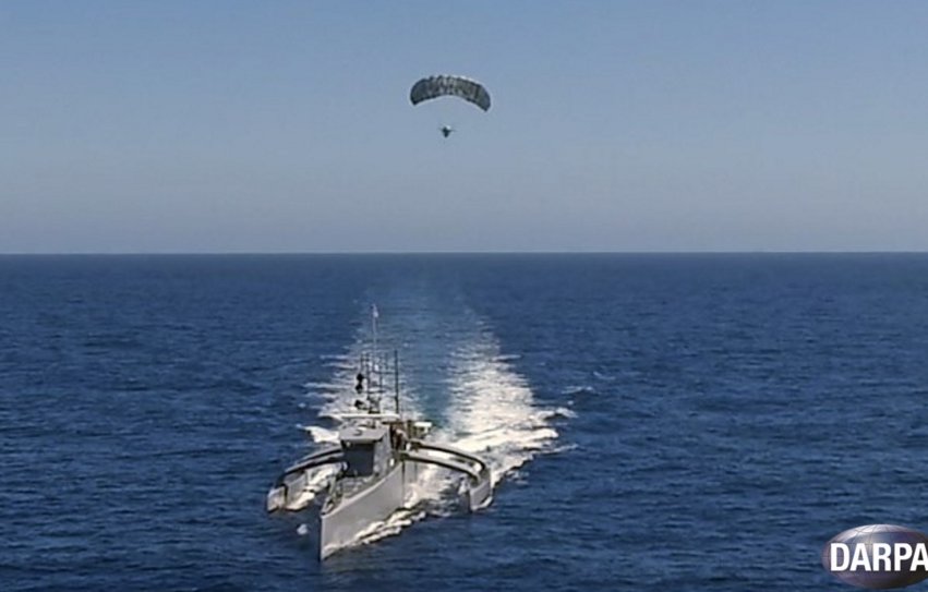 Defence24pl's tweet photo. #USA: Bezzałogowy trimaran testowany z „latającym masztem” | @Defence24pl #ACTUV #TALON @DARPA https://t.co/bdnDMIQu1v https://t.co/YKLFuGDB0Y