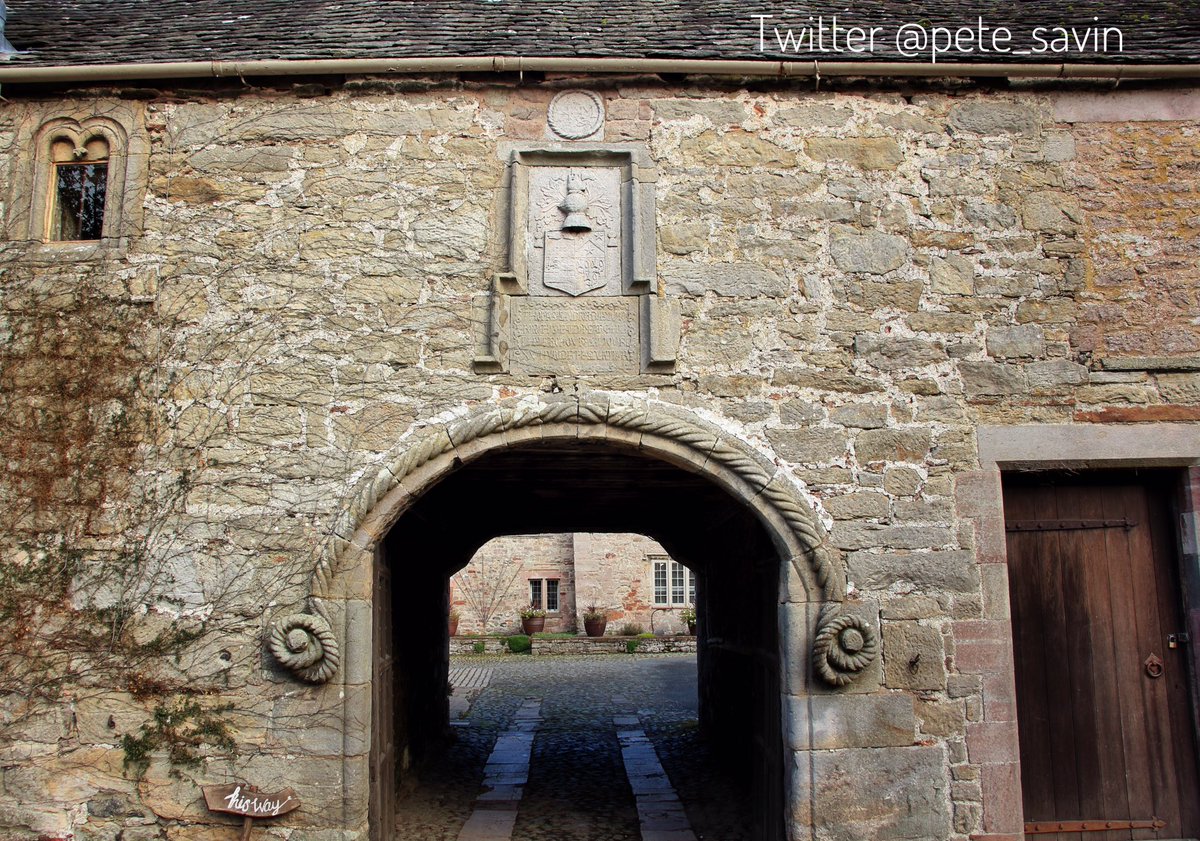pete_savin's tweet photo. An archway with the Sandford coat of arms dated to 1574 and rope work carving #AskhamHall #Cumbria #architecture https://t.co/I4JYG6cmxl