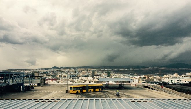 GuaguasLPA's tweet photo. Atentos a los avisos meteorológicos. Se acerca masa de nubes https://t.co/Pek3v5MzC1