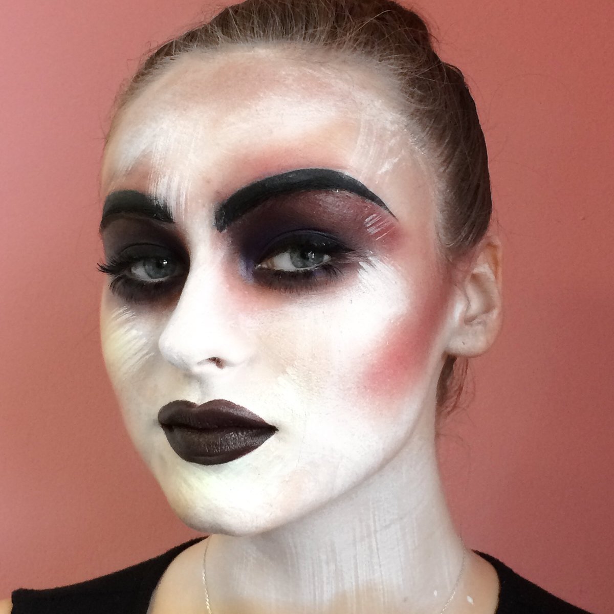 RavenApp1's tweet photo. Happy Halloween #HALLOWEENPARTY @missnadinereid #makeupmasters #slaying https://t.co/llUxfYjp00