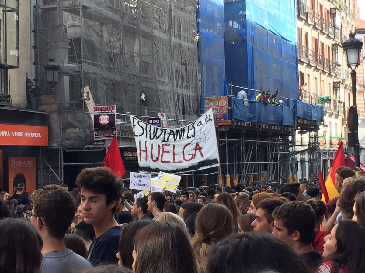 "Obreros y estudiantes unidos y adelante" se grita y responden los obreros #NoALaRevalida