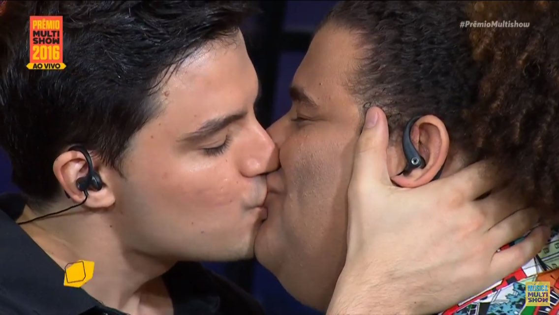 ludylops's tweet photo. Namore alguém que te beije com a ternura e pegada com a qual o @felipeneto beija o @Gominho #feminhopremiomultishow https://t.co/32RUcA9B2Q