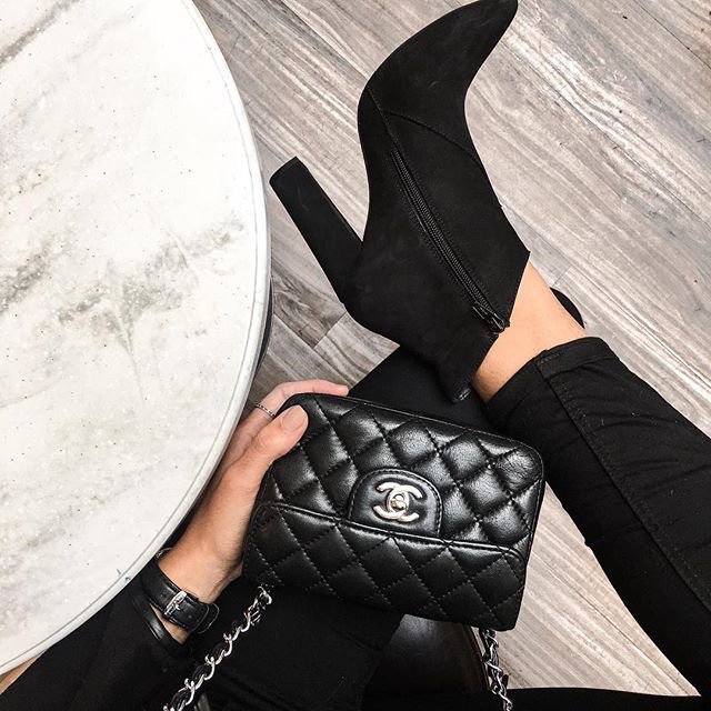 DressingAv_FR's tweet photo. ➵ DANS LA PEAU D'UNE #BLOGUEUSE
© 📸 @sincerelyjus qui partage son #look avec ce #Chanel #timeless EMPRUNTÉ sur DA > https://t.co/opOoc3Jpjt https://t.co/rQ6Ik1WXYN