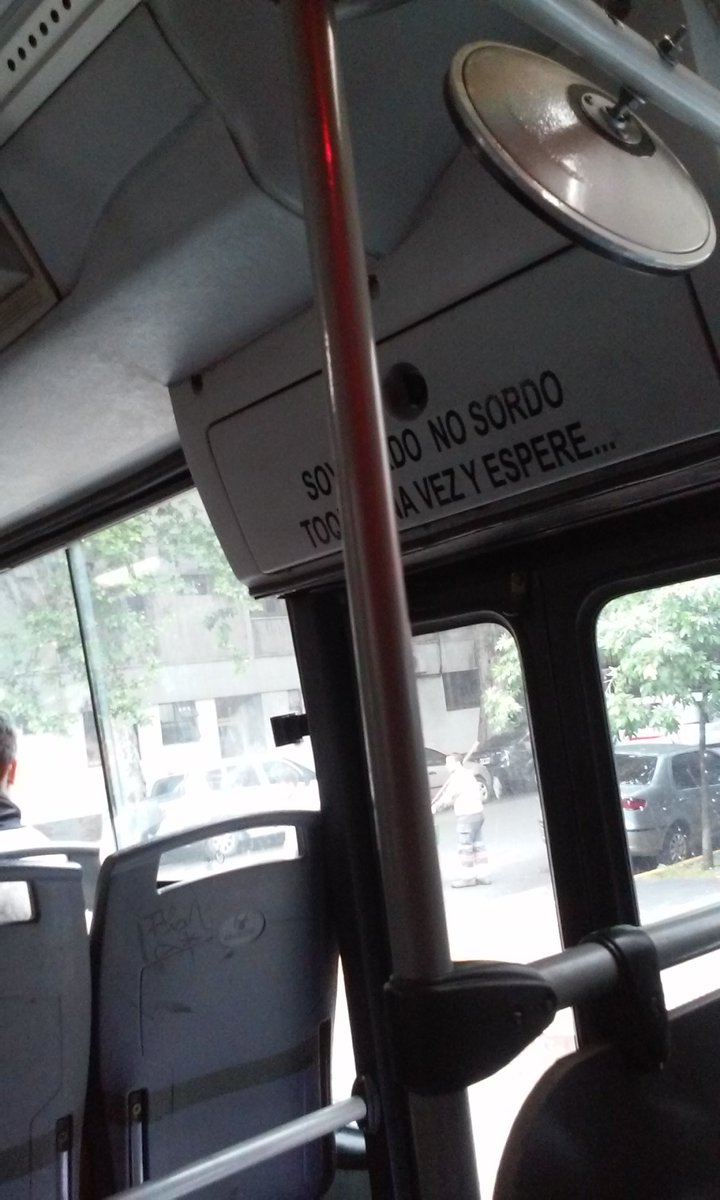 "Soy gordo, no sordo.
Toque una vez y espere " #linea109 
En la puerta de atrás