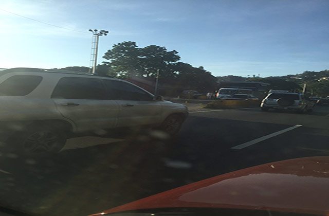 CaraotaDigital's tweet photo. #Tuits #GNB bloquea principales vías de #Caracas este miércoles https://t.co/fTQcB1oJFO https://t.co/nbq5ecgWXA