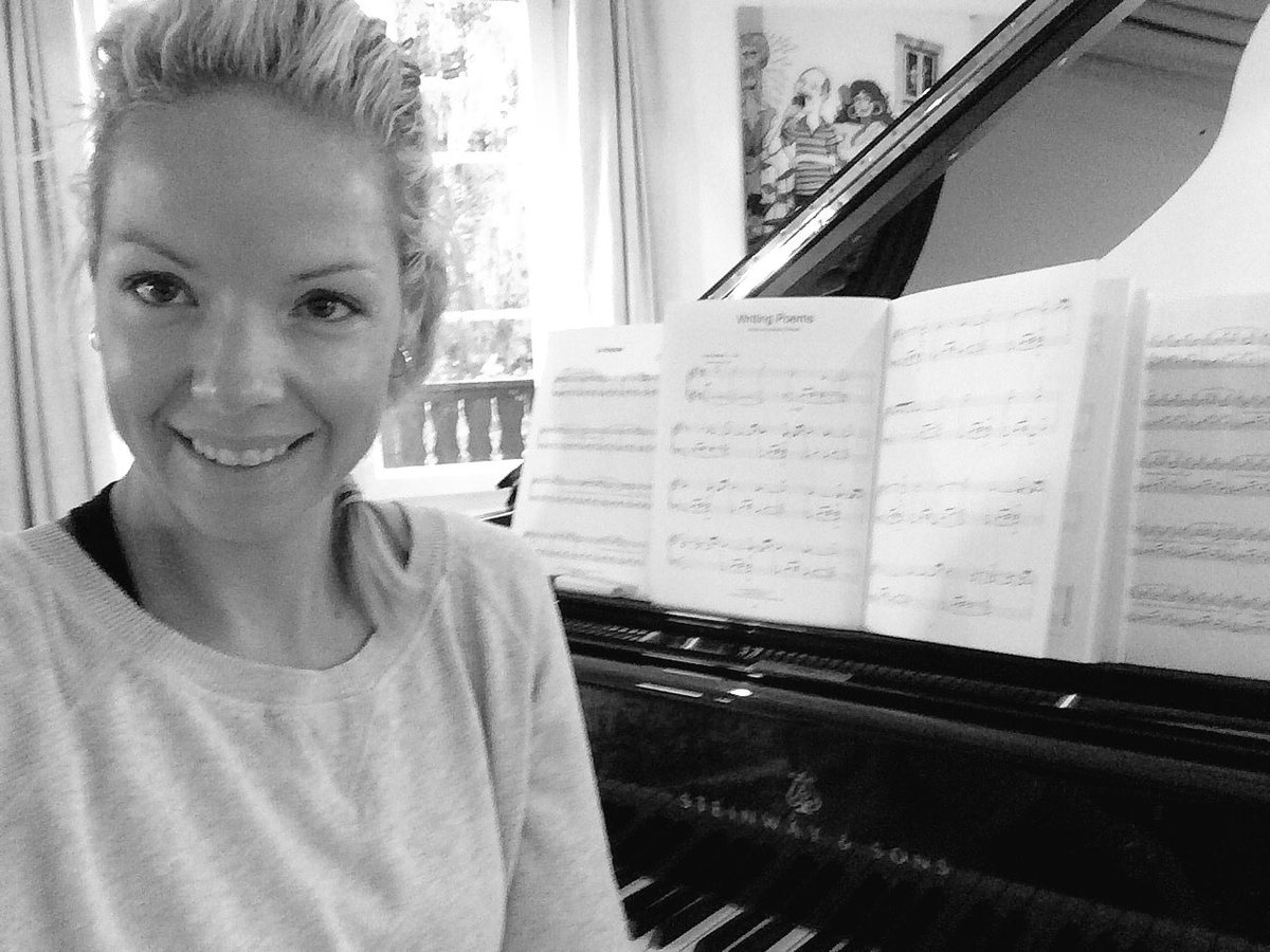 patriciavliemt's tweet photo. Practising on the Grant of my friend. This sounds is so amazing.... #privilegelife #ludovicoeinaudi #piano #music https://t.co/iG8sqAcMA7