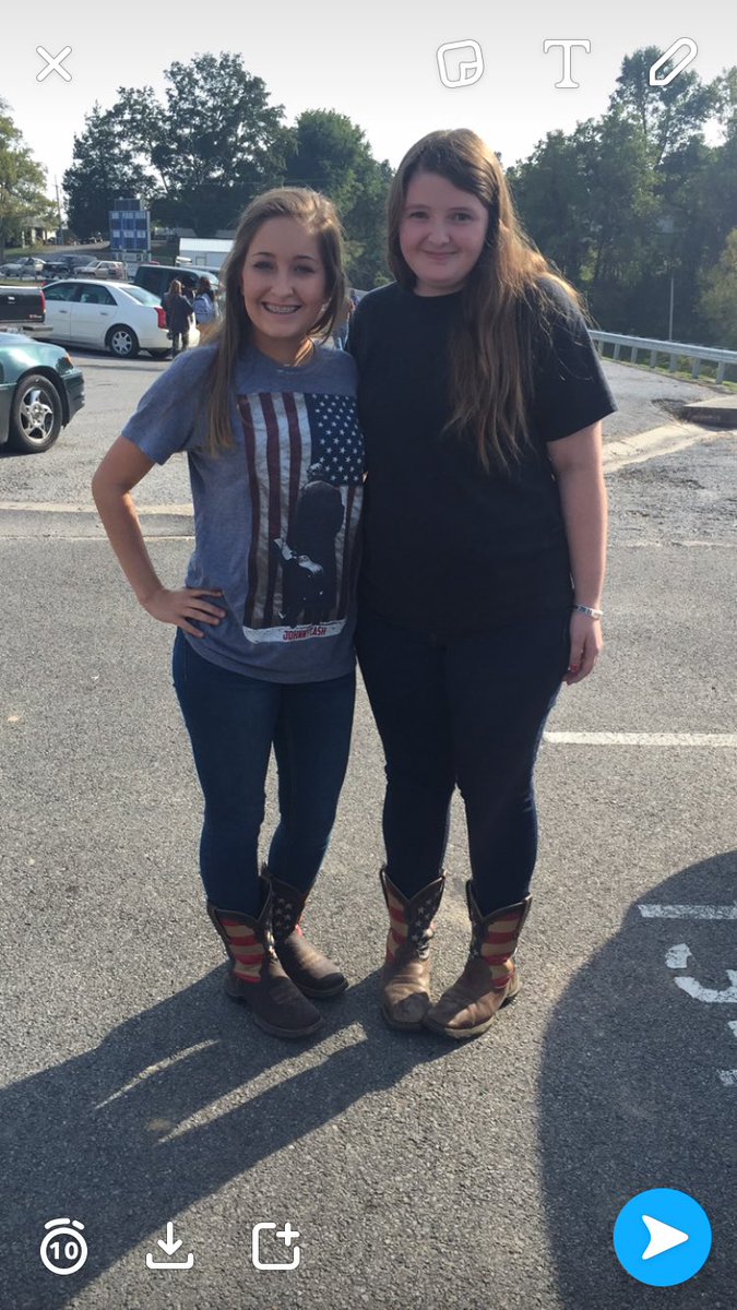 RaquelRothschi3's tweet photo. Matching @DurangoBoots ❤️❤️ and Johnny Cash shirts🎶 https://t.co/VJsbXUGxYf