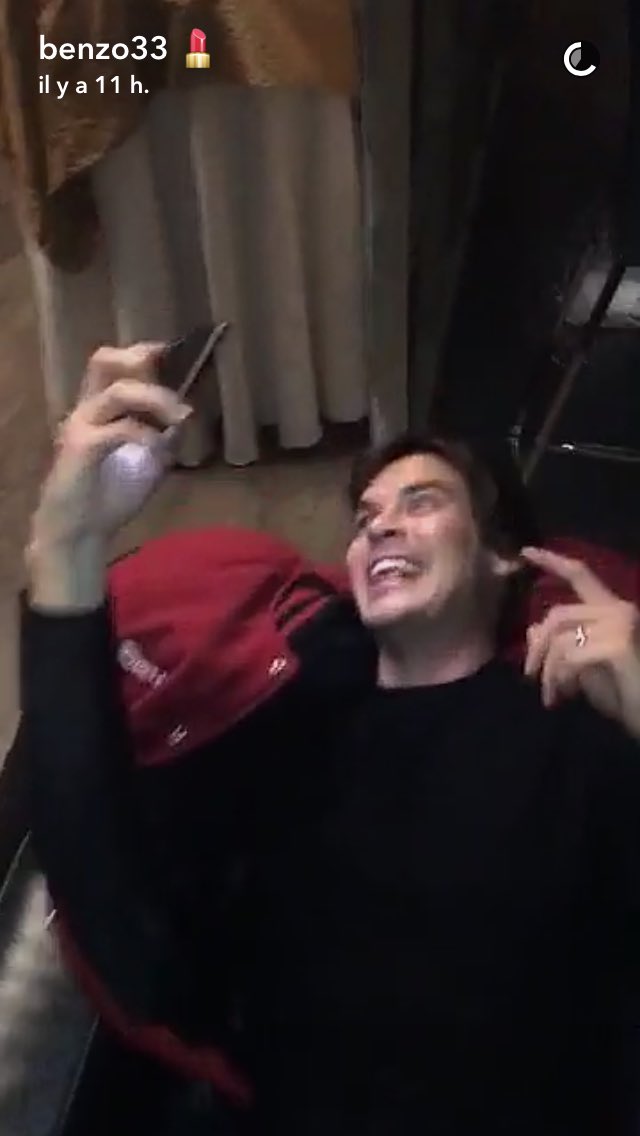 Fl0____'s tweet image. AHHHHHHHH TYLER PORTE UNE BAGUE DE MARIAGE DURANT LE TOURNAGE, ÇA VEUT DIRE MARIAGE ENTRE HALEB !!! 💍🎩👰🏼 #pll #PLLTheory #PLLSpoiler