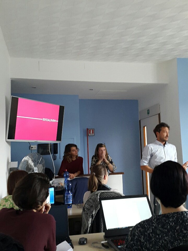 DigitalCampLab's tweet photo. Oggi pomeriggio a @DigitalCampVA si fa social media marketing insieme a @MVitella di @SocialfarmIT https://t.co/uu1wLsclph