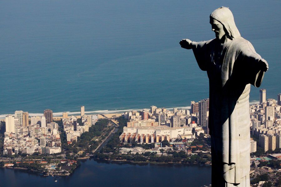Marimo大佐 ਊ ブラジル コルコバードのキリスト像リオデジャネイロはキリストの神様が見守る街 という意味があるそうだ ポルトガルから独立記念 高さ39 6メートル左右30メートルであり 635トンの重量がある フランス人はでかい像の