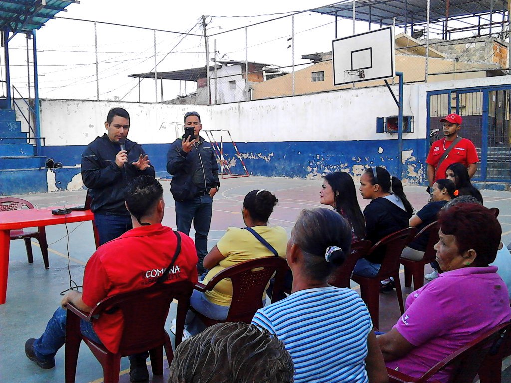 CarrizoInforma's tweet photo. Desde la comunidad Brisas de Oriente con la 1ra comuna del municipio #Carrizal. #ElPuebloTomaLaPalabra https://t.co/UFdCiWfuc0