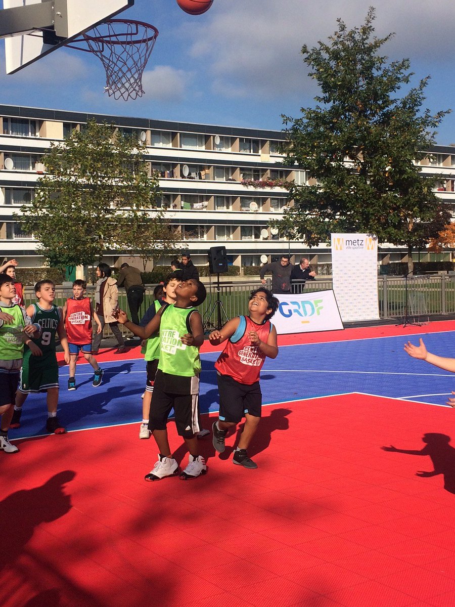 GRDF's tweet photo. Insertion par le sport : @SauvageEdouard et @dgmetz14, Maire de la Ville de Metz, inaugurent le terrain de #basket du quartier de Borny ! 🏀 https://t.co/SsSImc3387