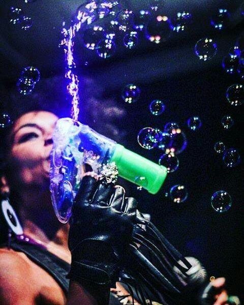 pzzyfoot's tweet photo. Did this chic really start blowing bubbles on stage?😲😄 #yaybubbles #bubbles #atlanta #atlantamusic #musicians #ilovelivemusic #funfriday https://t.co/zWnZmpc1kj
