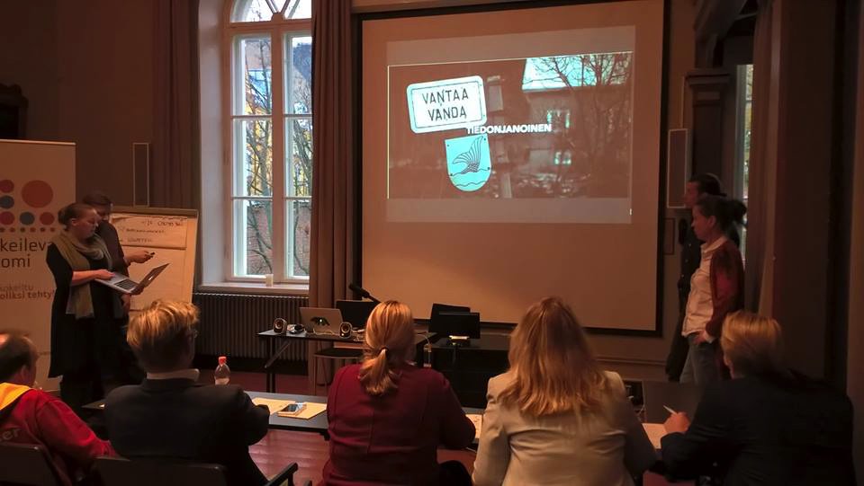AnnukkaBerg's tweet photo. @tanjajänicke ja @pauliinaseppälä #vnkhack’issa. Päätökset kokeilujen yhteiskehittämisalustasta tehdään pe! #kokeilut https://t.co/OIxhi0evca