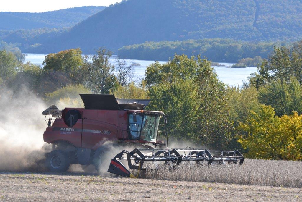 Geringhoff's tweet image. Take time to admire the beauty around you this harvest. Our TruFlex Razor can handle the hilly terrain near the Sesquhana. #TruFlexRazor